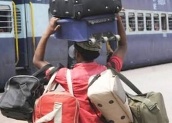हावड़ा स्टेशन पर कुलियों का कहर, यात्री से वसूल लिया 4700, रेलवे ने ऐसी की कार्रवाई कि याद रखेगा