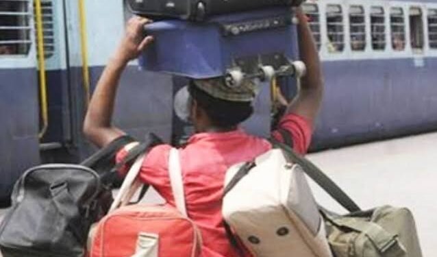 हावड़ा स्टेशन पर कुलियों का कहर, यात्री से वसूल लिया 4700, रेलवे ने ऐसी की कार्रवाई कि याद रखेगा