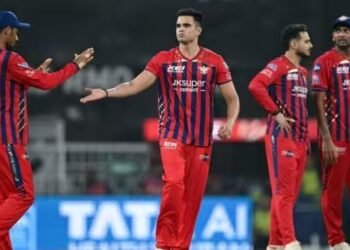 छक्के पर छक्के, जमकर पड़ी बाउंड्रीज, अर्जुन तेंदुलकर के एक ही ओवर में इस बल्लेबाज ने जमकर रन कूट डाले