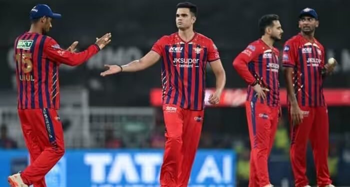 छक्के पर छक्के, जमकर पड़ी बाउंड्रीज, अर्जुन तेंदुलकर के एक ही ओवर में इस बल्लेबाज ने जमकर रन कूट डाले
