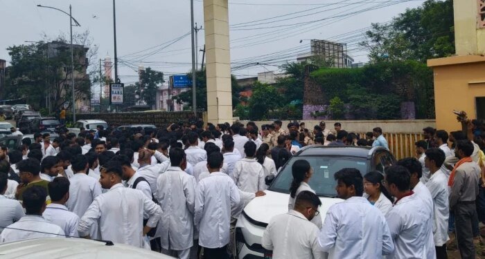 इंटर्न डॉक्टरों का भोपाल में हल्लाबोल, हमीदिया से CM निवास तक निकाला पैदल मार्च