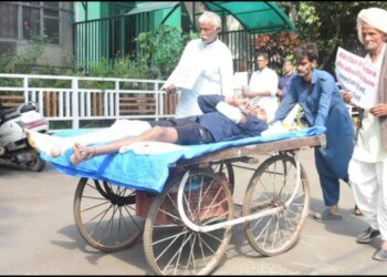 हादसे में गंवाया हाथ, जमीन भी बिकी, ठेले पर लेटकर न्याय के लिए कमिश्नर दफ्तर पहुंचा लाचार किसान