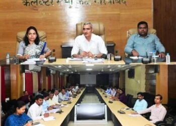 पात्र विद्यार्थियों को समय पर मिले छात्रवृत्ति का लाभ, लंबित प्रकरणों का शीघ्र करें निराकरण : कलेक्टर शर्मा