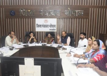 भोपाल: जिला पंचायत बैठक में हंगामा; बैरसिया के सरकारी स्कूलों में टॉयलेट न होने पर भड़के सदस्य, BMO पर बैठाई जांच