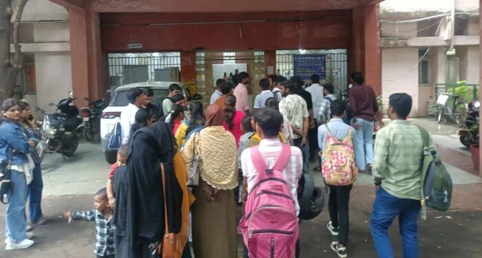 BU में B.Ed. छात्रों का घेराव, आरोप- सही जवाब पर दिए जीरो नंबर, दोबारा आन्सर कॉपी जांच की मांग