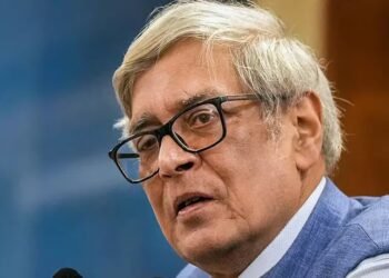 दिल्ली SIR: दिवंगत अर्थशास्त्री विवेक देबरॉय को भी मिला नोटिस, गड़बड़ी पर चुनाव आयोग ने दी सफाई