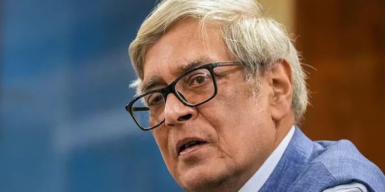 दिल्ली SIR: दिवंगत अर्थशास्त्री विवेक देबरॉय को भी मिला नोटिस, गड़बड़ी पर चुनाव आयोग ने दी सफाई