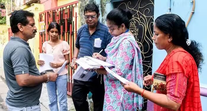 125 साल के वोटर को भी SIR नोटिस, दिल्ली में 33 लाख से ज्यादा मतदाताओं के डेटा में मिली गड़बड़ी; जानिए क्या है मामला
