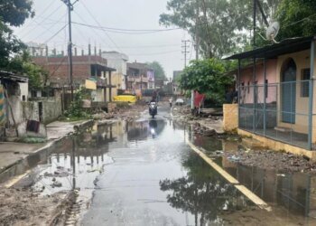 भोपाल में दो साल बाद भी नाला अधूरा, बारिश में डूबे घर तो तत्कालीन ईई सस्पेंड; 9 इंजीनियरों के बदले जोन