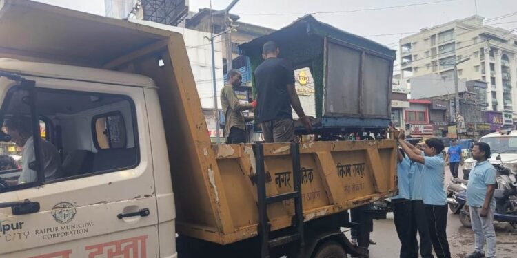 सुगम यातायात के लिए एक्शन में रायपुर पुलिस और निगम