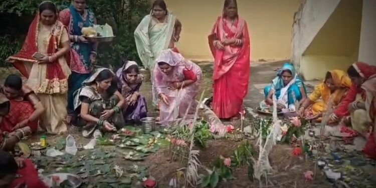संतान की दीर्घायु की कामना लेकर माताओं ने रखा निर्जला व्रत