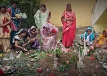 संतान की दीर्घायु की कामना लेकर माताओं ने रखा निर्जला व्रत