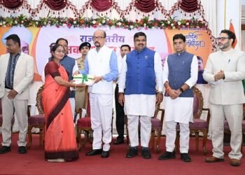 शिक्षक दिवस पर राजभवन में सारंगढ़-बिलाईगढ़ की शिक्षिका प्रियंका गोस्वामी सम्मानित