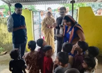 कलेक्टर ने ग्राम आलीखूटा में आंगनबाड़ी केंद्र एवं विकास कार्यों का किया निरीक्षण