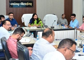अनावश्यक रूप से कोई भी आवेदन लंबित न रहे : कलेक्टर