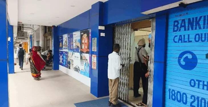 कर्मचारियों की मांगों पर हाई लेवल कमेटी बनेगी; सोमवार से होने वाली स्ट्राइक के कारण संडे को बैंक खुले थे