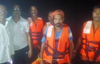 उफनती नदी में चट्टान पर फंसे ग्रामीण का डीडीआरएफ टीम ने किया सुरक्षित रेस्क्यू