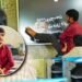 हाथ नहीं हैं, पैरों से ब्लैकबोर्ड में लिखकर पढ़ाते हैं यह टीचर, मिलिए आंध्र प्रदेश के नायडू सर से