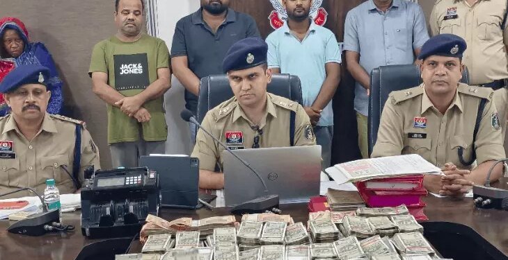 महासमुंद में मजदूरों की तस्करी का बड़ा नेटवर्क पकड़ाया:10 ठिकानों पर छापा, 1.48 करोड़ कैश बरामद, एडवांस देकर दूसरे राज्यों में भेजते थे