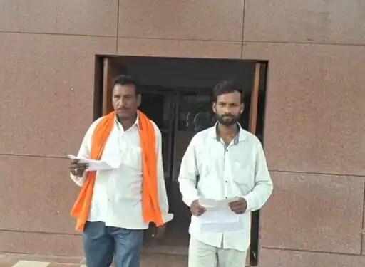 प्रधानमंत्री आवास-योजना के नाम पर 6 हजार लेने का आरोप:बेमेतरा में ग्रामीण बोले- सरपंच-उपसरपंच ने ली रकम, कलेक्टर ने दिए जांच के निर्देश