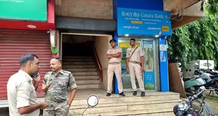 जमशेदपुर में गोलमुरी के केनरा बैंक में दिनदहाड़े बड़ी लूट, हथियारबंद बदमाश लाखों रुपये और जेवरात लेकर फरार