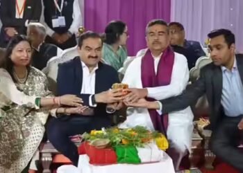 पत्नी और बेटे संग 2000 बेड के अस्पताल की रखी आधारशिला, बंगाल में 1,00,00,00,00,000 रुपये का निवेश करेंगे गौतम अडानी
