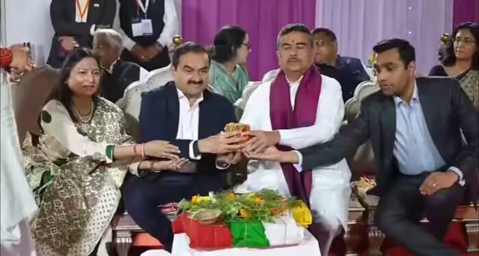 पत्नी और बेटे संग 2000 बेड के अस्पताल की रखी आधारशिला, बंगाल में 1,00,00,00,00,000 रुपये का निवेश करेंगे गौतम अडानी