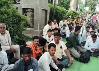 न्यूनतम वेतन के लिए बीजेपी दफ्तर पहुंचे कर्मचारी:3 से 5 हजार रुपए पाने वाले अस्थायी श्रमिकों का धरना; उमा भारती की 2003 की घोषणा याद दिला रहे