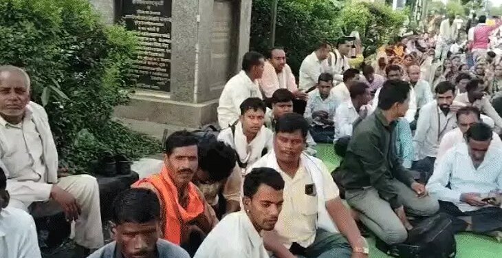 न्यूनतम वेतन के लिए बीजेपी दफ्तर पहुंचे कर्मचारी:3 से 5 हजार रुपए पाने वाले अस्थायी श्रमिकों का धरना; उमा भारती की 2003 की घोषणा याद दिला रहे