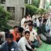 न्यूनतम वेतन के लिए बीजेपी दफ्तर पहुंचे कर्मचारी:3 से 5 हजार रुपए पाने वाले अस्थायी श्रमिकों का धरना; उमा भारती की 2003 की घोषणा याद दिला रहे