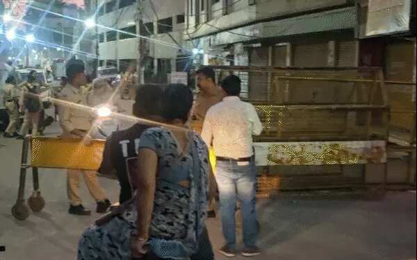 शाही मस्जिद के आसपास क्षेत्र में अघोषित कर्फ्यू:उज्जैन में 2 दिन से 250 दुकानें बंद, 10 करोड़ का नुकसान, मीनार टूटना शुरू