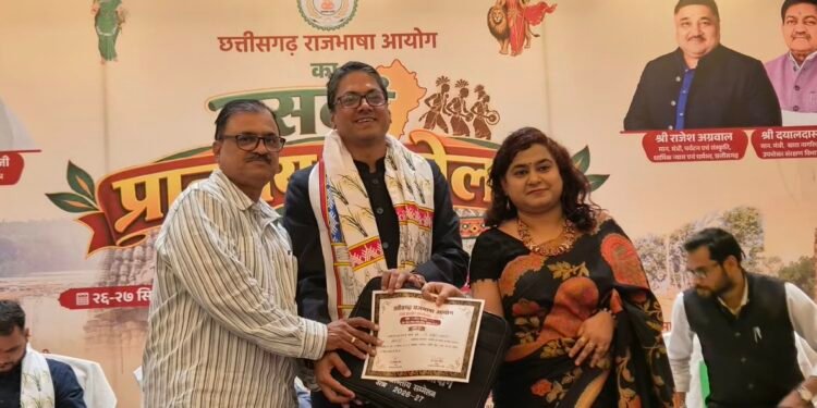 AI से तैयार हुआ छत्तीसगढ़ राजभाषा आयोग का गीत-गान, बेमेतरा में डॉ. अंकुर शुक्ला का सम्मान
