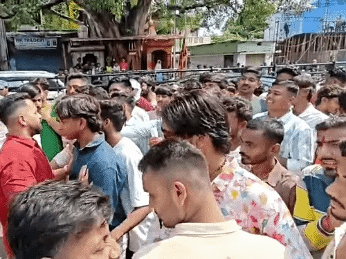 घर में प्रार्थना सभा, हिंदू संगठन-भीम आर्मी भिड़े:धमतरी में 7 घंटे प्रदर्शन, भीम आर्मी बोली- चर्च जाने परमिशन की जरूरत नहीं