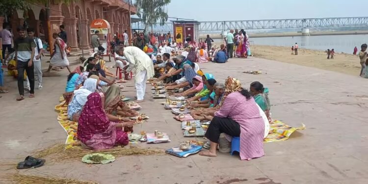 पितृपक्ष मेला 2026: 23000 रुपये में घर बैठे कीजिए गयाजी में पुरखों का पिंडदान, पेन ड्राइव में मिलेगा पूरे कर्मकांड का फुटेज