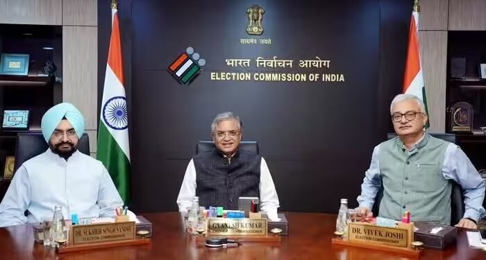 ज्ञानेश कुमार के इस्तीफे की मांग, 2027 विधानसभा चुनाव से पहले आयोग को मिटानी होगी वोटर्स के मन की शंका