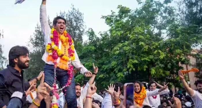 जंतर-मंतर पर सरकार से सवाल, DUSU चुनाव में ABVP को वोट; Gen Z ने क्या संदेश दिया?