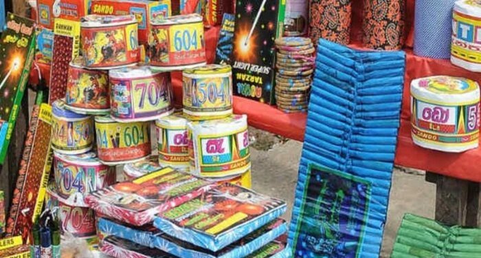 भोपाल में पटाखा दुकानों की शिफ्टिंग कोर्ट के आदेश पर अटकी, पटाखा कारोबारियों ने SDM के सामने रखा अपना पक्ष