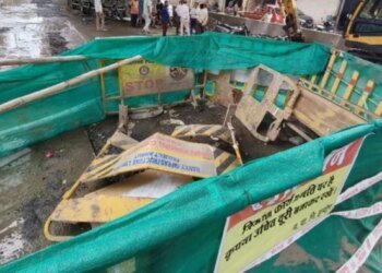 अब इंदौर के परदेशीपुरा इलाके में धंस गई सड़क, पांच महीने में शहर में पांचवी घटना