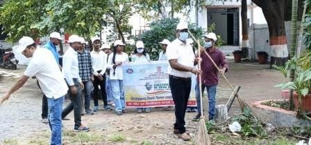 कुलपति प्रो. राजेंद्र लाकपाले के मार्गदर्शन में विश्वविद्यालय परिवार ने किया श्रमदान