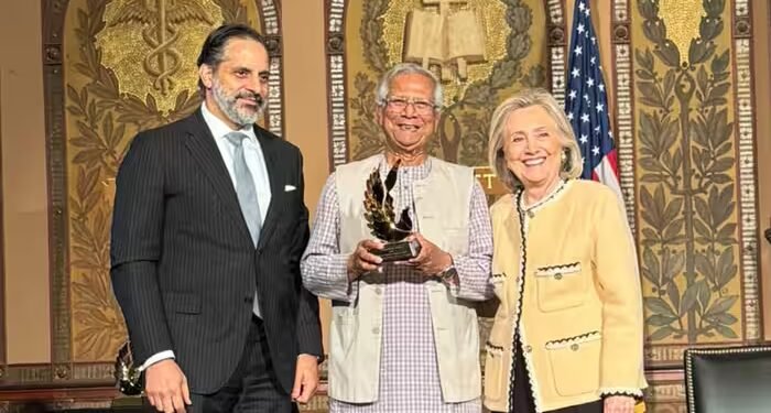 ‘बांग्लादेश में रिजीम चेंज का इनाम’, मोहम्मद यूनुस को अमेरिका में मिला हिलेरी क्लिंटन अवार्ड, उठे सवाल