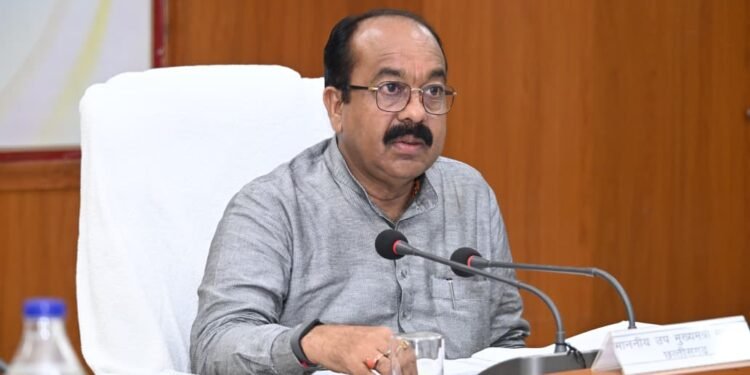 अधिकारी अपनी जिम्मेदारी समझें, गम्भीरतापूर्ण ढंग से दायित्वों का करें निर्वहन : उपमुख्यमंत्री साव