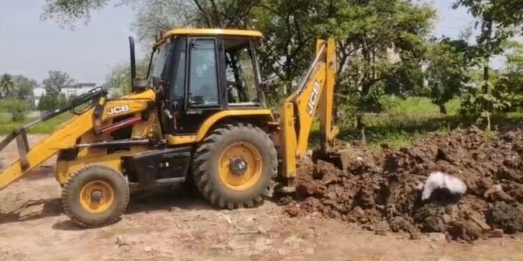 निगम की जमीन पर कब्जे की कोशिश, जेसीबी जब्त