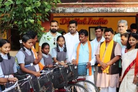 कुआँकोंडा में छात्राओं को मिली साइकिल, शिक्षा के प्रति बढ़ा उत्साह