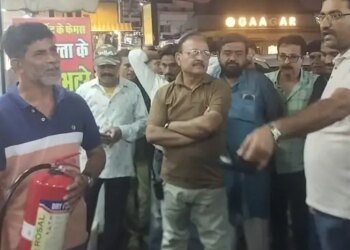 भोपाल के न्यू मार्केट में आग के बाद एक्शन:दुकान संचालक पर FIR; भट्टी के पास रखे कपड़े से भड़की थी आग
