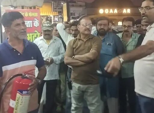 भोपाल के न्यू मार्केट में आग के बाद एक्शन:दुकान संचालक पर FIR; भट्टी के पास रखे कपड़े से भड़की थी आग