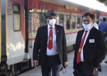 भोपाल मंडल में TTE की ड्रेस पर लगेंगे कैमरे:यात्री और कर्मचारी के बीच विवाद और बातचीत होगी रिकॉर्ड