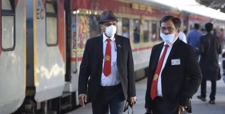 भोपाल मंडल में TTE की ड्रेस पर लगेंगे कैमरे:यात्री और कर्मचारी के बीच विवाद और बातचीत होगी रिकॉर्ड
