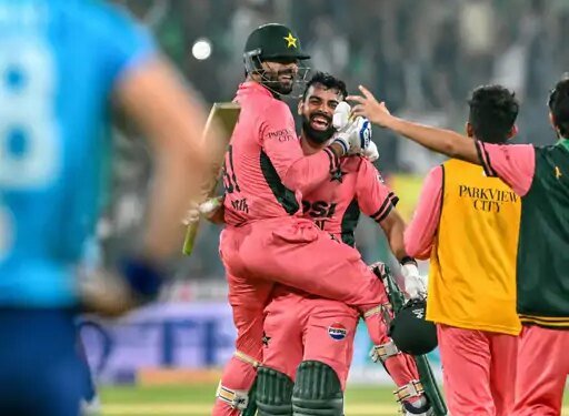 पाकिस्तान ने इंग्लैंड को 1 विकेट से हराया:वनडे में शादाब का नंबर-8 पर शतक; आखिरी विकेट के लिए हारिस के साथ 89 रन जोड़े