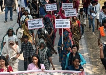 भोपाल पैदल मार्च कर रहे सीहोर के आदिवासी:सीएम से मिलेंगे, वन विभाग की कार्रवाई में 12 परिवार बेघर