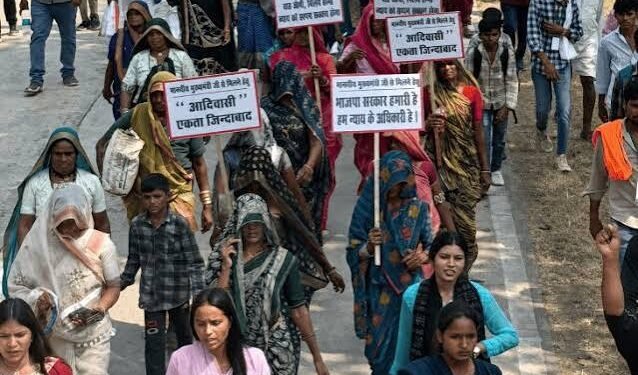 भोपाल पैदल मार्च कर रहे सीहोर के आदिवासी:सीएम से मिलेंगे, वन विभाग की कार्रवाई में 12 परिवार बेघर